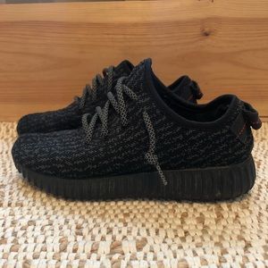 Adidas Yeezy-inspired black stripe sneaker size 6.5